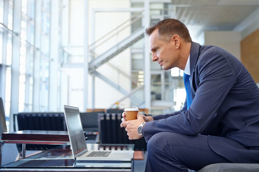 man met laptop